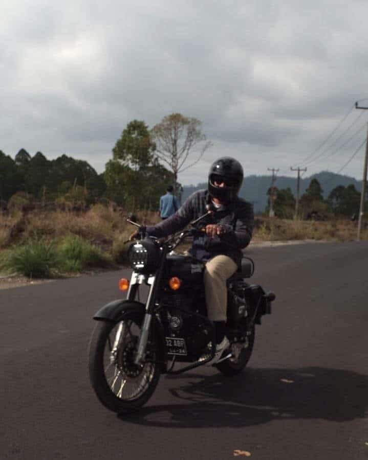 sewa Royal Enfield Classic Stealth Black di bali